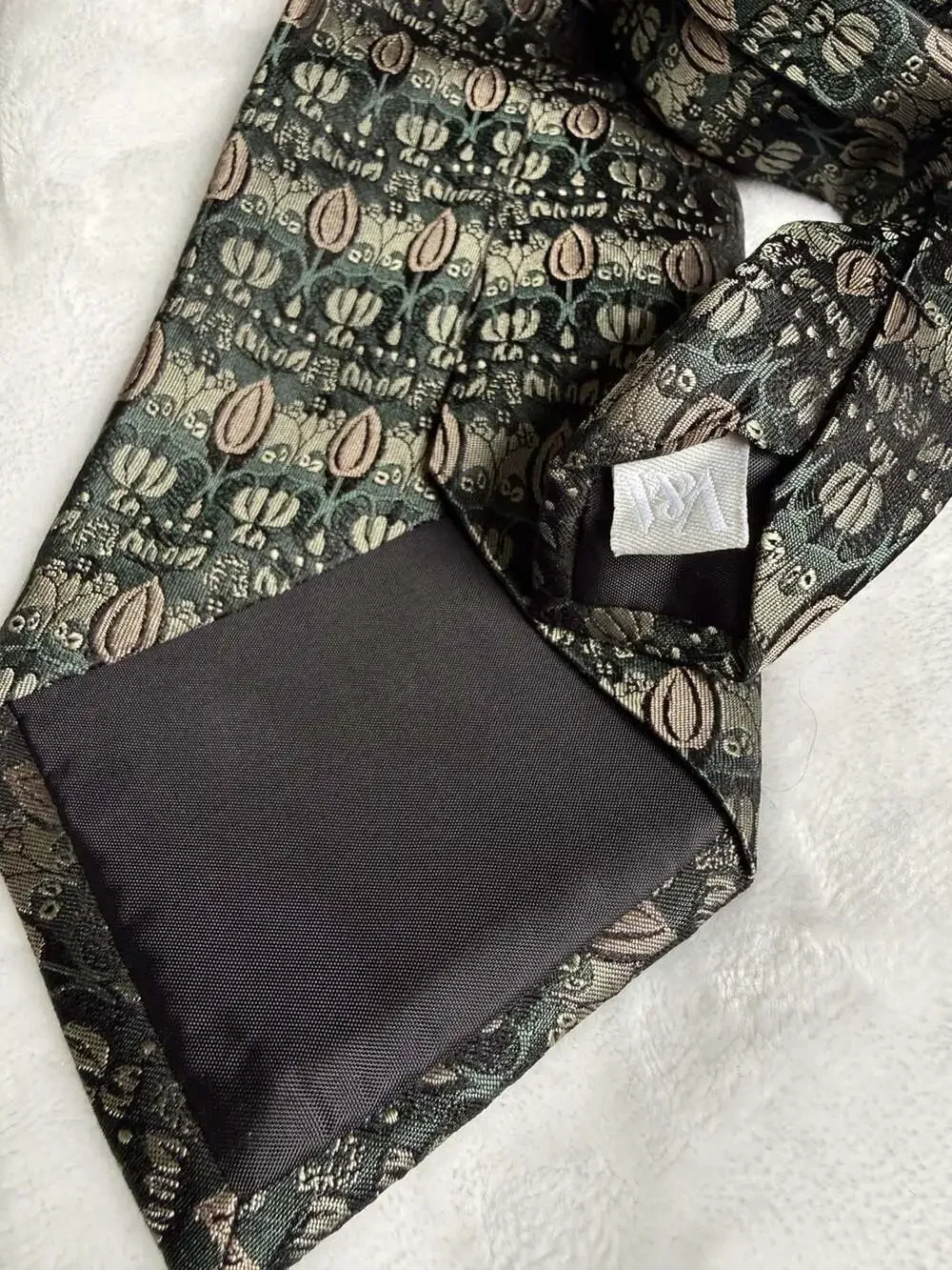 V&A 100% silk